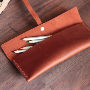 Astuccio portapenne in pelle marrone arrotolabile, astuccio portapenne minimalista, regalo per artista, organizer portaoggetti in pelle personalizzato