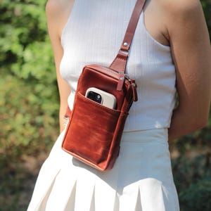 Brun läderaxelväska: Minimalistisk axelväska med telefonväska, unisex, bröstväska