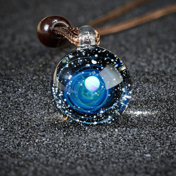 collier de galaxie fait d’opale et de verre