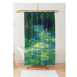 Everglades Wildlife Refugium Duschvorhang. Heitere Szene entlang des moosigen Flusses, der das Blau des Himmels und rosa der Rosenlöffel reflektiert