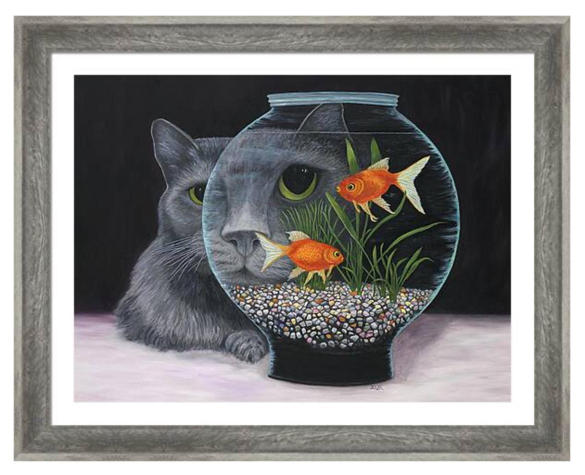 猫と金魚鉢のアートプリント。金魚鉢を覗き込む灰色の長毛猫