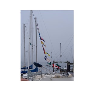 Segelboot-Flaggen am Hafen Kunstdruck, Geschenk für Ihn, Geschenk zum Vatertag. Segelboote im nebeligen Hafen von Vancouver, British Columbia