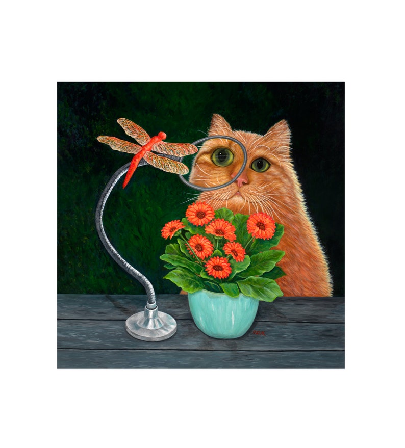 Puede incluir: Una pintura caprichosa presenta un gato naranja mirando a trav&eacute;s de una lupa unas flores naranjas en una maceta turquesa. Una l&aacute;mpara roja con forma de lib&eacute;lula est&aacute; a la izquierda. La escena se desarrolla sobre una superficie de madera oscura.