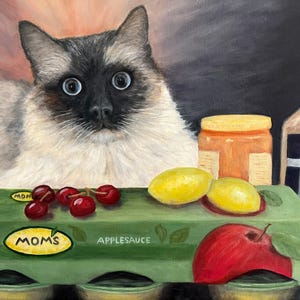 Ragdoll Katze und Lebensmittel Ölgemälde. Apfelmus, Kirschen, Zitronen, Gläser und Flaschen in einer farbenfrohen Küche.