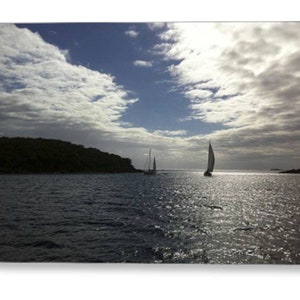 Late Afternoon Sail Grußkarten. Innen blanko und kann individuell angepasst werden. Segelboote, die sich mit bauschigen weißen Wolken gegen den Himmel abheben.