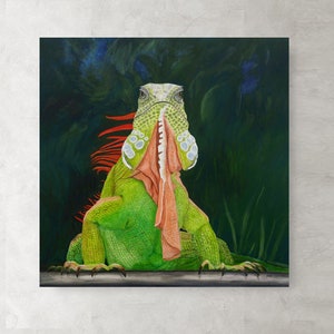 Impresión cuadrada en lienzo estirado de Iguana Dude. La gran iguana verde emerge torpemente de las sombras.