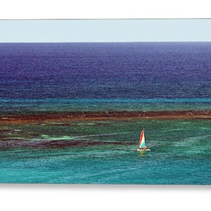 Biglietti di auguri colorati con barche a vela. Interno vuoto e personalizzabile. Acqua blu e turchese brillante con barche a vela colorate sorprendenti