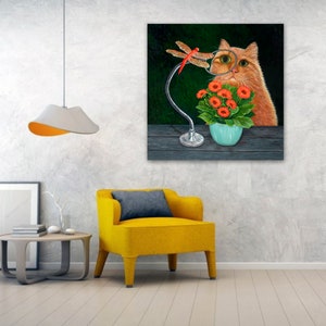 Puede incluir: Una pintura caprichosa representa un gato naranja con gafas, mirando una lib&eacute;lula. Un jarr&oacute;n con flores naranjas est&aacute; junto al gato. La obra de arte est&aacute; ambientada sobre un fondo verde oscuro, creando una escena art&iacute;stica y juguetona.