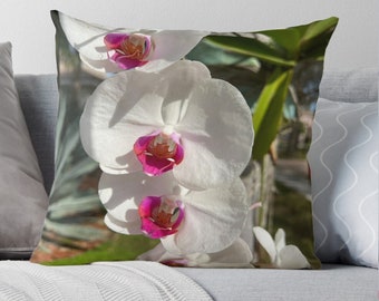 Almofada decorativa floral com orquídea branca, centro rosa, decoração botânica