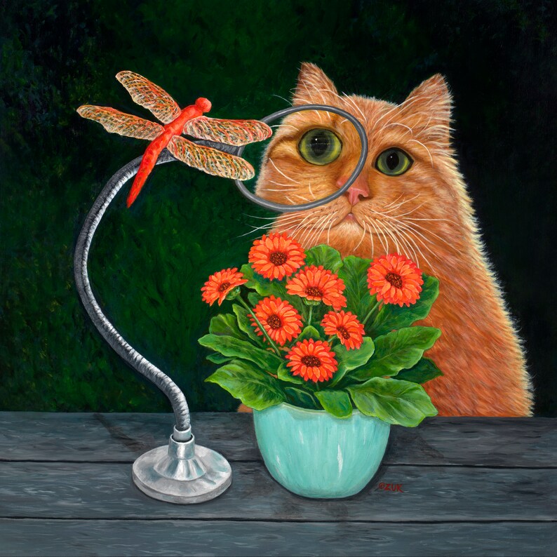 Puede incluir: Una pintura caprichosa presenta un gato naranja mirando a trav&eacute;s de una lupa un ramo de flores naranjas en una maceta turquesa. Una l&aacute;mpara roja con forma de lib&eacute;lula est&aacute; a la izquierda. El fondo es verde oscuro.