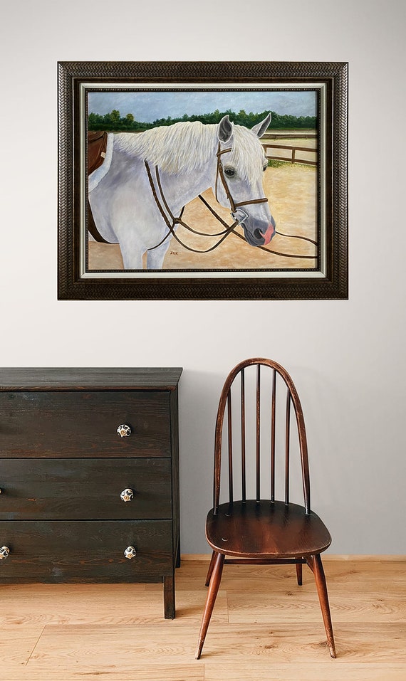 白い馬のオリジナル油絵、鞍を持つ馬の絵、手綱を持つ馬、牧場の