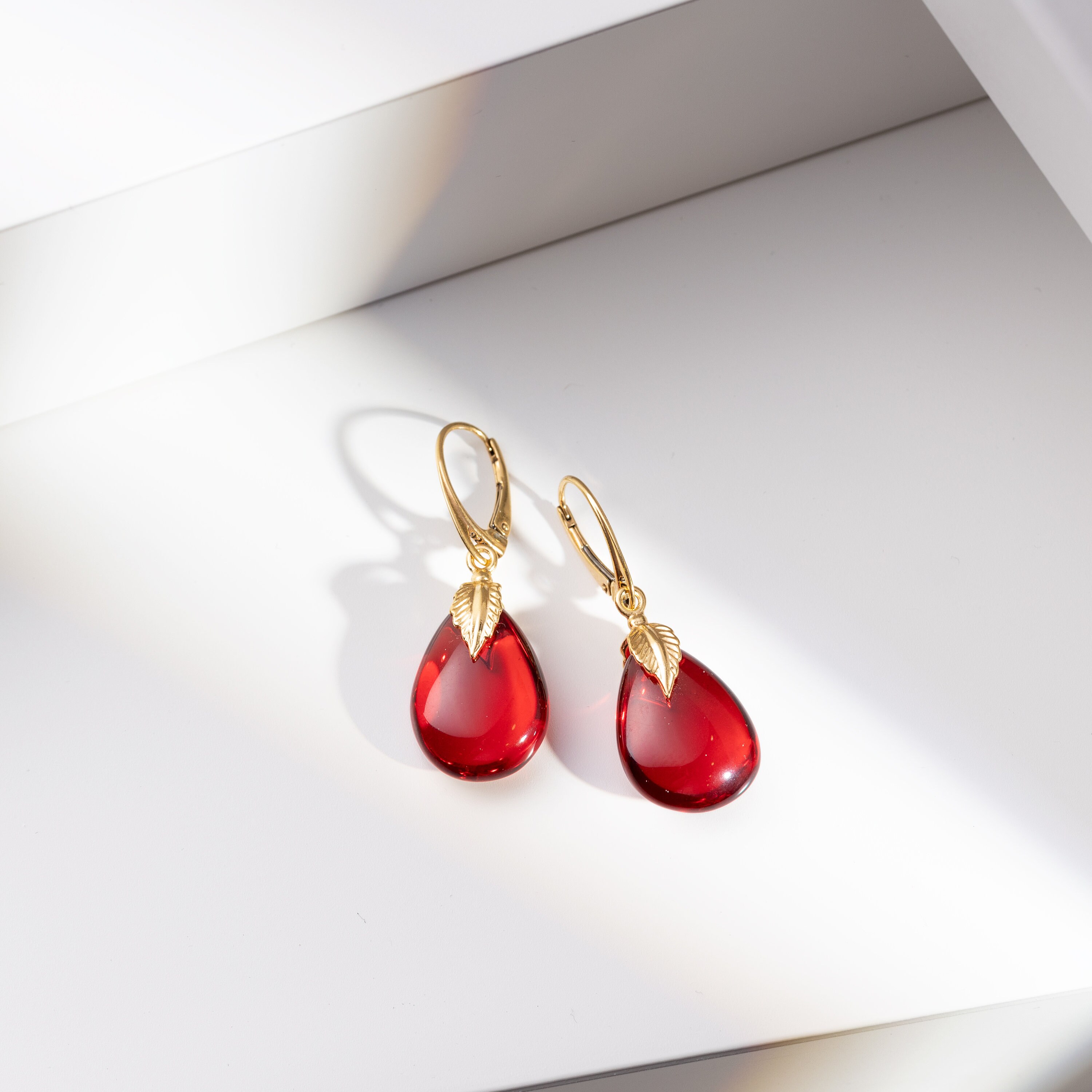 Orecchini Pendenti In Ambra Rossa Naturale Con Raccordo In Argento Placcato Oro – Eleganti E Ipoallergenici