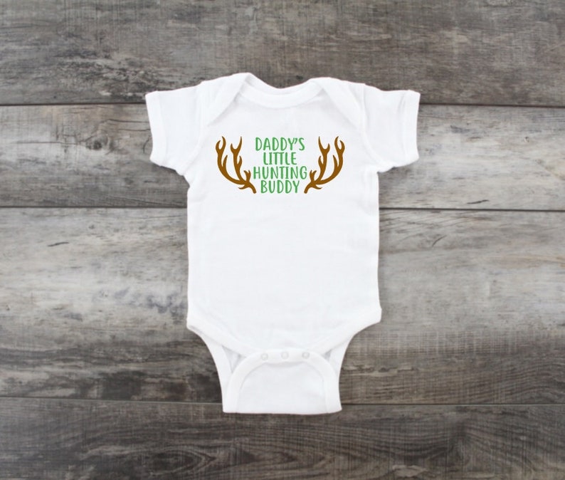 1st Fathers Day Onesie\u00ae Funny Baby Onesie\u00ae Cute Baby Onesie\u00ae Sayings Daddy/'s Little Hunting Buddy Onesie\u00ae Fathers Day Gift from Baby