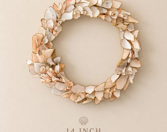 Decoración de pared con flores de conchas / Arte con conchas de Sanibel / Adorno de pared bohemio costero / Regalo para casa de playa / Corona de 35,5 cm