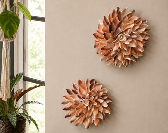 Väggdekoration med snäckskal och blomma | Sanibel-snäckskonst | Väggbonad med kustnära bohemisk stil | Snäckskal | Gåva till strandhus | 18 cm |
