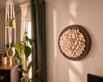 Decoración de pared con flores de concha / Arte con conchas de ostra / Adorno de pared bohemio costero / Regalo para casa de playa / Hoja de oro