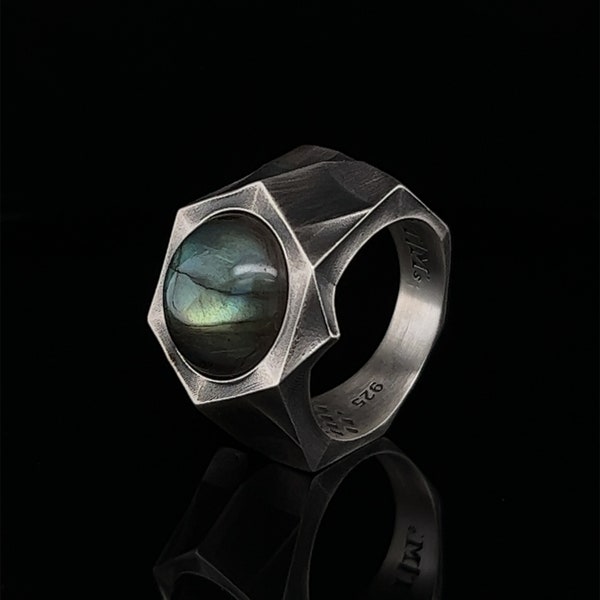 Anello da uomo geometrico unico con labradorite, gioiello di grande impatto, creazione artigianale in argento.