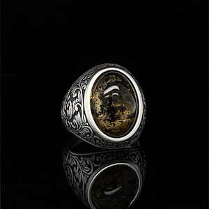Fai una dichiarazione con questo anello ovale in pietra d'ambra in argento antico