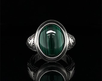 Anillo de malaquita, plata de ley, estilo mediados de siglo, detalles grabados