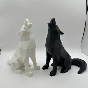 Small Low-Polygon Wolf Sculpture – Modern 3D-Printed Geometric Wolf Decor for Shelves, Desktops, and Minimalist Home Style – Black or White