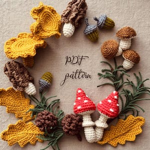 Häkelpilze (Cremini, Fliegenpilz, Morchel, Pfifferling), Kiefernzweig, Zapfen, Eichenblätter und Eicheln - Waldset - Häkelmuster