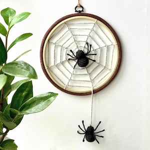 Gehäkeltes Spinnennetz mit Spinnen - Wandbehang - Häkelmuster