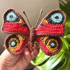 Padrão de crochê de borboleta pavão – Tutorial realista de amigurumi de inseto