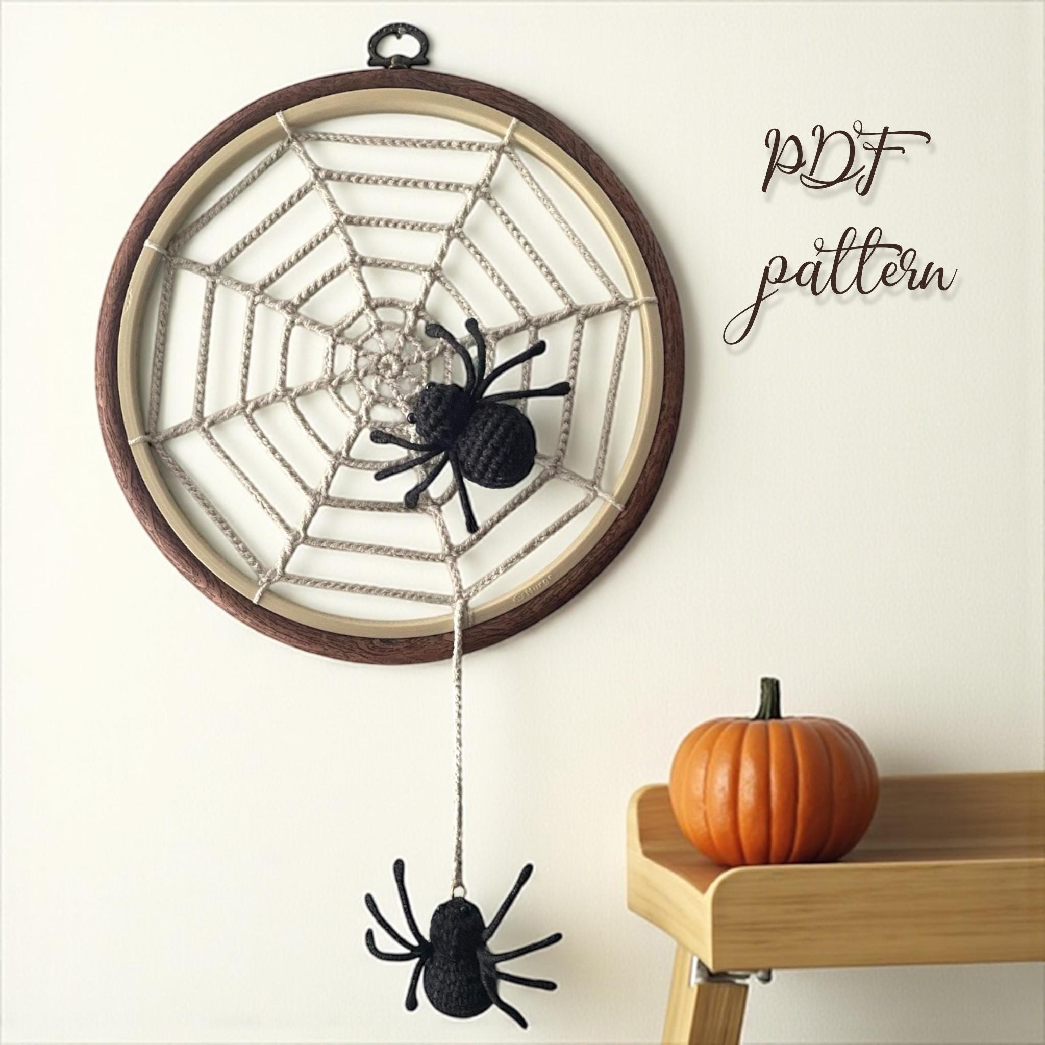 かぎ針編みの蜘蛛の巣とクモ - 壁掛け、ハロウィンの飾り - かぎ針編み