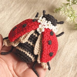 Virkmönster för nyckelpiga: Amigurumi-brosch med skalbagge (PDF-nedladdning)