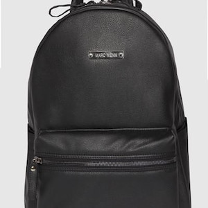 Puede incluir: Mochila negra de imitación de cuero con cremallera plateada y un logotipo de metal plateado que dice "MARC WEINN".