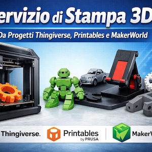 Può includere: Una stampante 3D con un ingranaggio arancione, un robot verde, un'auto argentata e altri oggetti stampati in 3D. L'immagine include il testo "Servizio di Stampa 3D" e i loghi di Thingiverse, Printables e MakerWorld. Lo sfondo è blu.