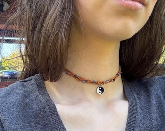 Naszyjnik z mikro makramy z lapis lazuli – naszyjnik yin yang dla równowagi – ręcznie robiona biżuteria duchowa – amulet czakry trzeciego oka – wyjątkowy prezent