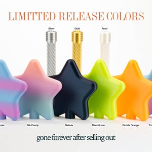 Peut inclure: Image pr&eacute;sentant des objets en forme d'&eacute;toile de diff&eacute;rentes couleurs : bleu, rose, vert et orange. L'image comprend &eacute;galement des objets cylindriques argent&eacute;s, dor&eacute;s et nacr&eacute;s. Le texte en haut indique "LIMITED RELEASE COLORS" et en bas "gone forever after selling out."