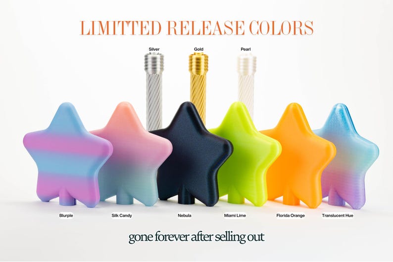 Peut inclure: Image pr&eacute;sentant des objets en forme d'&eacute;toile de diff&eacute;rentes couleurs : bleu, rose, vert et orange. L'image comprend &eacute;galement des objets cylindriques argent&eacute;s, dor&eacute;s et nacr&eacute;s. Le texte en haut indique "LIMITED RELEASE COLORS" et en bas "gone forever after selling out."