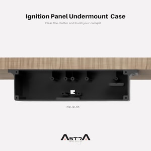 Può includere: Un contenitore nero per pannello di accensione montato sotto una superficie in legno chiaro. Il contenitore presenta punti di fissaggio interni e fori per viti. Testo: Ignition Panel Undermount Case, Clear the clutter and build your cockpit, DP-IP-03, ASTRA MODUS, DESKTOP PILOT HARDWARE NOT INCLUDED.