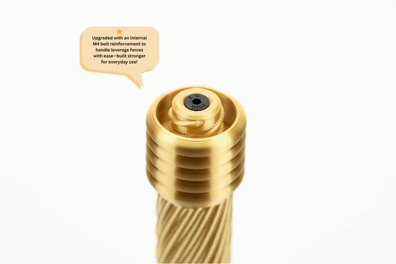 Peut inclure: Gros plan d'un objet cylindrique dor&eacute; avec un design textur&eacute; et nervur&eacute;. Le dessus pr&eacute;sente un motif circulaire avec un centre noir. Le texte dans une bulle indique : "Upgraded with an internal M4 bolt reinforcement to handle leverage forces with ease-built stronger for everyday use!"