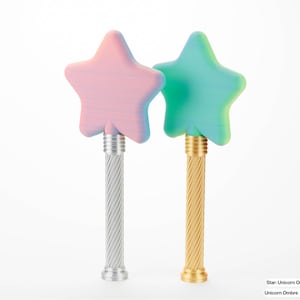 Peut inclure: Deux baguettes en forme d'&eacute;toile avec des couleurs ombr&eacute;es. L'une a une &eacute;toile rose et bleue avec un manche argent&eacute;, l'autre une &eacute;toile verte et bleue avec un manche dor&eacute;. Les baguettes sont sur fond blanc.