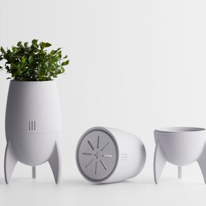 Maceta RocketPot con forma de cohete espacial y drenaje, decoración moderna y divertida para suculentas y hierbas.