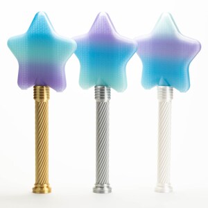 Peut inclure: Trois baguettes magiques en forme d'&eacute;toile avec des sommets d&eacute;grad&eacute;s bleus et violets. Les baguettes ont des manches m&eacute;talliques dor&eacute;s, argent&eacute;s et blancs. Les manches ont un design en spirale. Sur fond blanc.