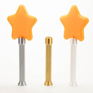 Peut inclure: Trois baguettes magiques avec des &eacute;toiles orange et des manches argent&eacute;es ou dor&eacute;es. Les baguettes sont sur fond blanc.
