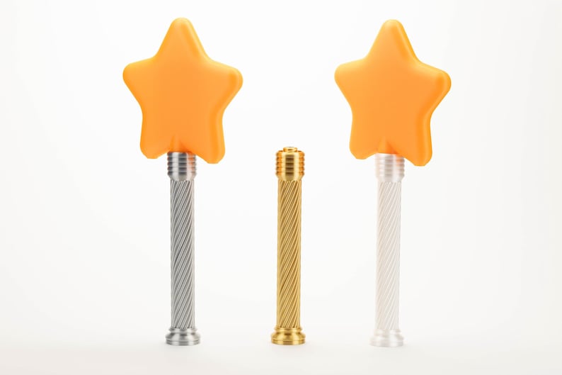 Peut inclure: Trois baguettes magiques avec des &eacute;toiles orange et des manches argent&eacute;es ou dor&eacute;es. Les baguettes sont sur fond blanc.
