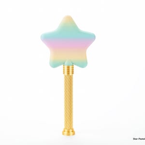 Peut inclure: Une baguette magique en forme d'&eacute;toile avec un motif arc-en-ciel pastel et un manche dor&eacute;. L'&eacute;toile de la baguette pr&eacute;sente un d&eacute;grad&eacute; de couleurs, dont le bleu, le rose et le jaune. La poign&eacute;e a un design torsad&eacute;. Le texte en bas dit "Star: Pastel Rainbow Staff: Gold".