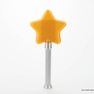 Peut inclure: Une baguette dor&eacute;e en forme d'&eacute;toile avec un manche torsad&eacute; argent&eacute;. L'&eacute;toile est translucide et a une surface textur&eacute;e. La baguette est pos&eacute;e sur un fond blanc. Le texte en bas indique "Star: Golden Sparkle (Translucent) Staff: Gold".