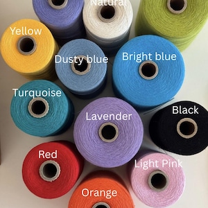 Pode incluir: Uma cole&ccedil;&atilde;o de bobinas de fios coloridos em v&aacute;rias tonalidades, incluindo azul-celeste, amarelo, turquesa, vermelho, laranja e preto. A imagem tamb&eacute;m mostra fios naturais, verde-ervilha, azul empoeirado, azul brilhante, lavanda e rosa claro. Cada bobina &eacute; rotulada com o nome da sua cor.