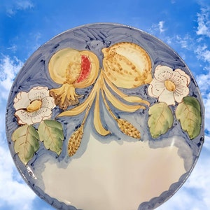 Pizza plate pottery band Made in Italy. Dishwasher safe. All. Pieces will be delivered with a guarantee. All pieces have our signature