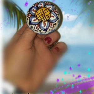 Tappi per vino  in ceramica artistica con sughero decorata a mano in Italia. Pottery stopper kork hand made in Italy artigianale