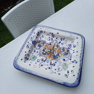 Plato cuadrado italiano para decoración de pared, de cerámica, hecho a mano en Italia. Pieza artesanal. Todas las piezas se envían con garantía artesanal.