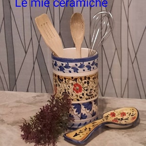 Oudere fles wijnlepel vaas wijnhouder handgemaakt aardewerk Italiaanse stijl bloemen tafeldecoratie keukenservice vakmanschap gemaakt in Italië
