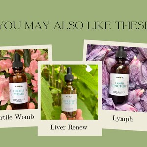 K&ouml;nnte beinhalten: Drei braune Glasflaschen mit Tropfern, jeweils mit Text beschriftet. Die Etiketten lauten "Fertile Womb", "Liver Renew Tincture" und "Lymph Tinctures". Die Flaschen sind vor floralen und belaubten Hintergr&uuml;nden platziert, mit dem Text "YOU MAY ALSO LIKE THESE" oben.