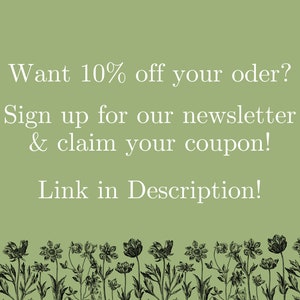 K&ouml;nnte beinhalten: Hellgr&uuml;ner Hintergrund mit wei&szlig;em Text: &bdquo;M&ouml;chten Sie 10 % Rabatt auf Ihre Bestellung? Melden Sie sich f&uuml;r unseren Newsletter an und fordern Sie Ihren Gutschein an! Link in der Beschreibung!&ldquo; Unten befindet sich ein schwarz-wei&szlig;er Blumenrand.